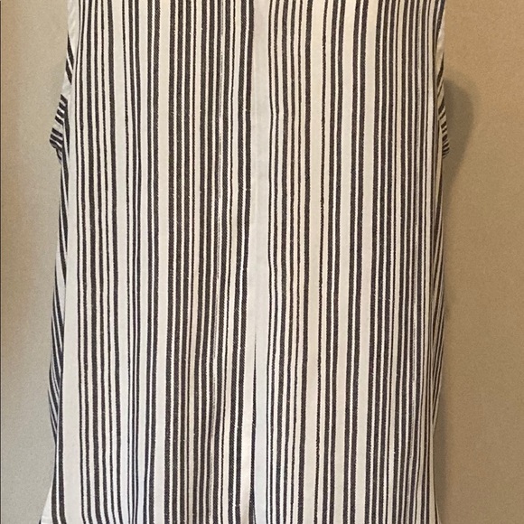 WhoWhatWear B&W sleeveless crepe tunic. - Picture 2 of 4